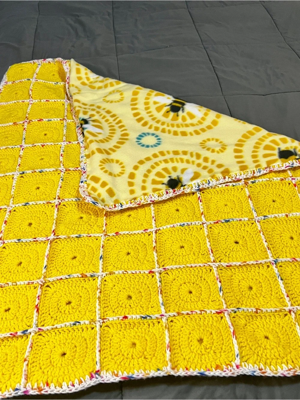 Handmade Crocheted Afghan Reversible Bee Print Granny Baby Throw Blanket 43x36
